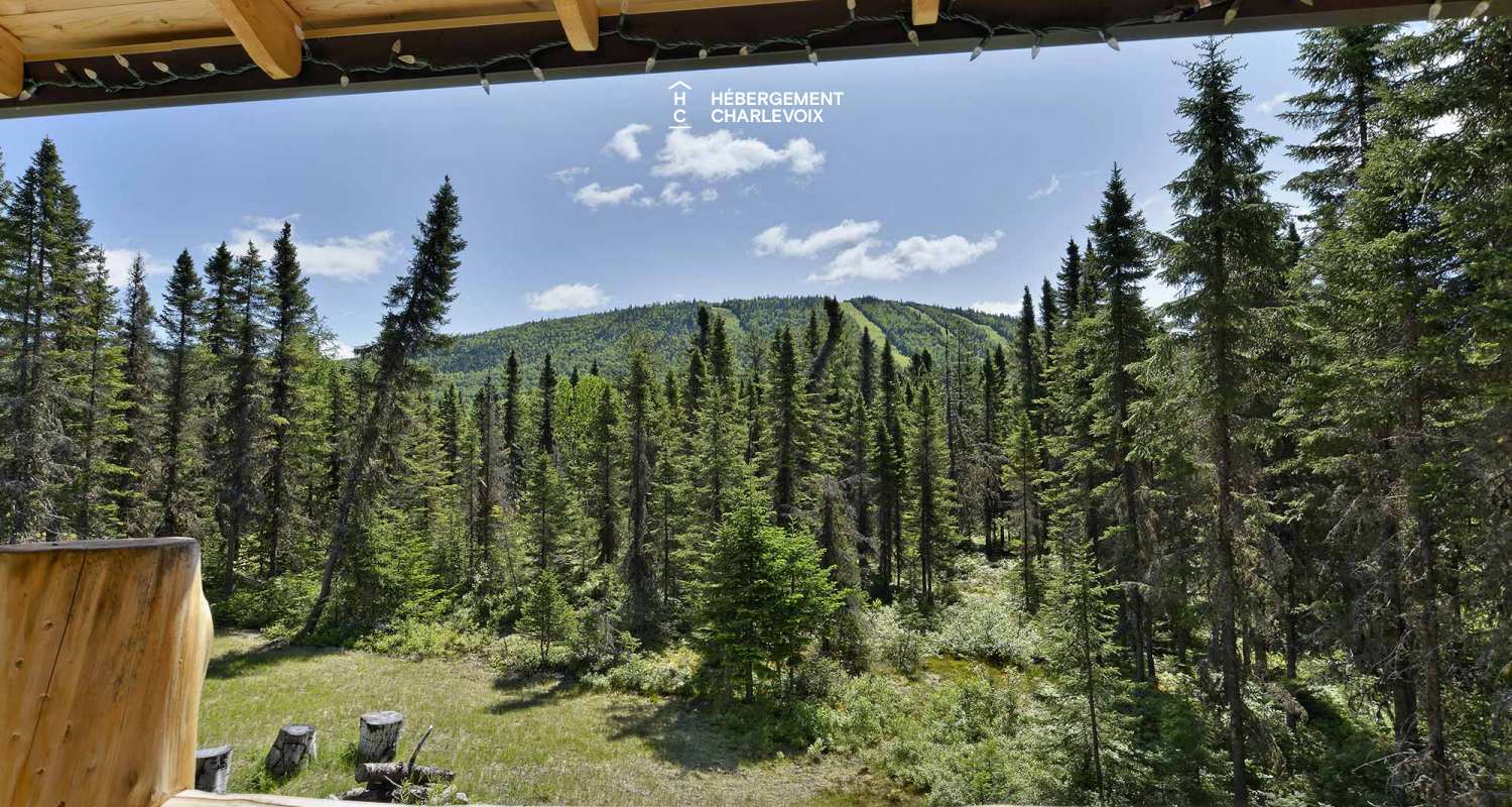CAB-30 - Très grand chalet en demi-bois rond au coeur de la forêt canadienne.