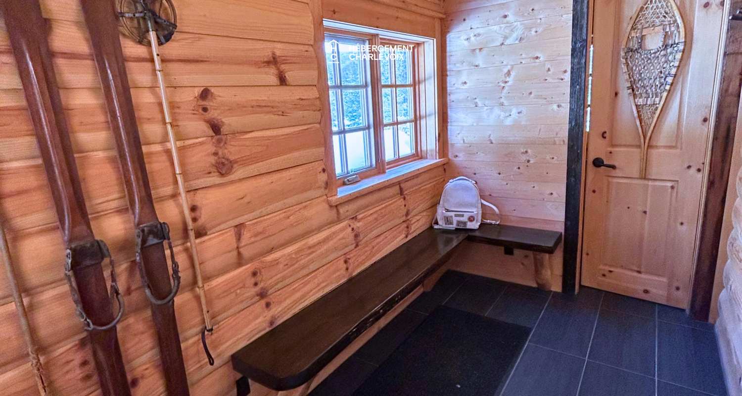 CAB-20 - Très grand chalet en demi-bois rond au coeur de la forêt canadienne.