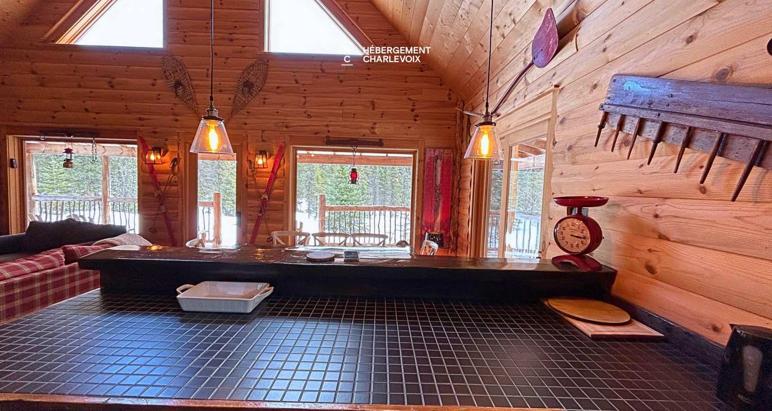 CAB-20 - Très grand chalet en demi-bois rond au coeur de la forêt canadienne.