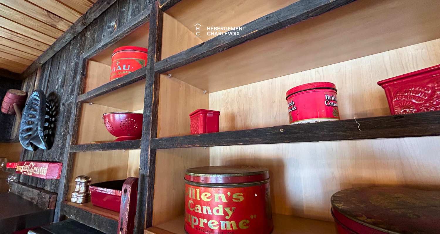 CAB-20 - Très grand chalet en demi-bois rond au coeur de la forêt canadienne.