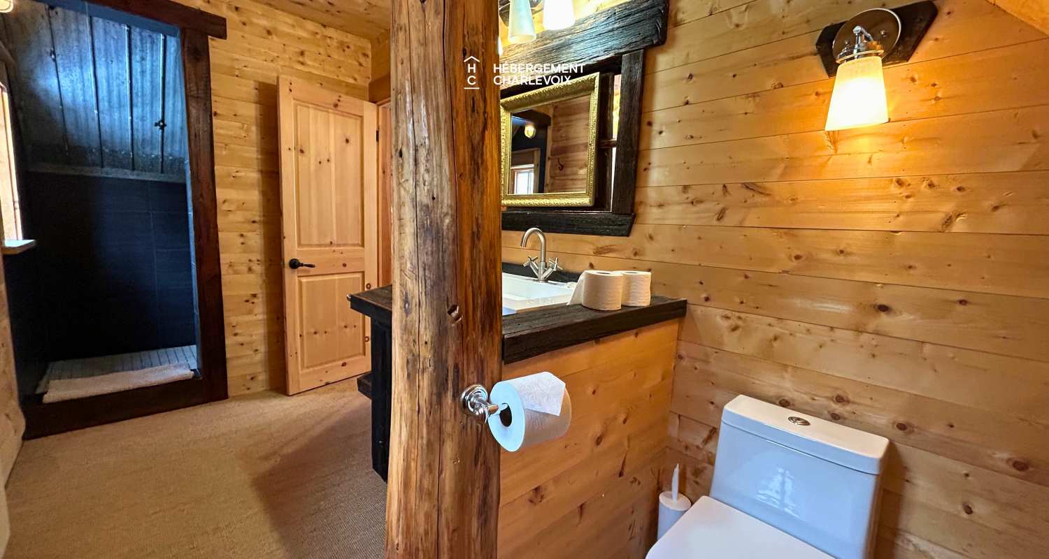 CAB-20 - Très grand chalet en demi-bois rond au coeur de la forêt canadienne.