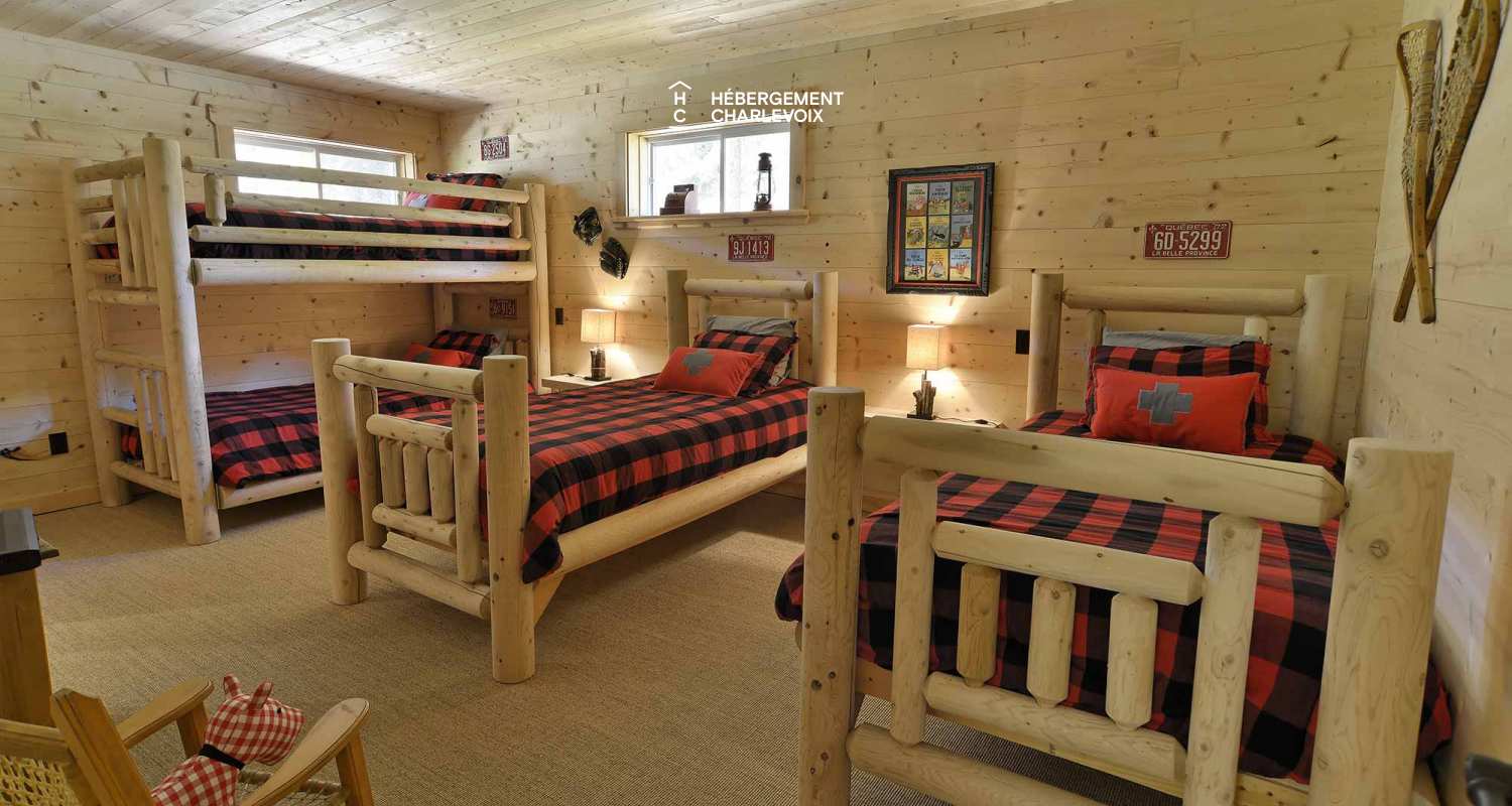 CAB-20 - Très grand chalet en demi-bois rond au coeur de la forêt canadienne.