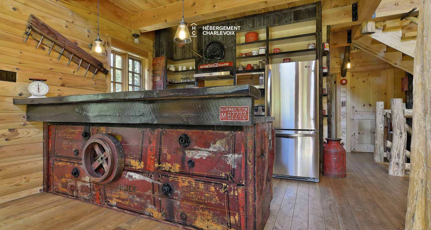 CAB-20 - Très grand chalet en demi-bois rond au coeur de la forêt canadienne.