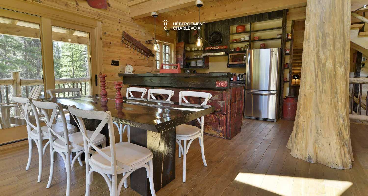 CAB-20 - Très grand chalet en demi-bois rond au coeur de la forêt canadienne.