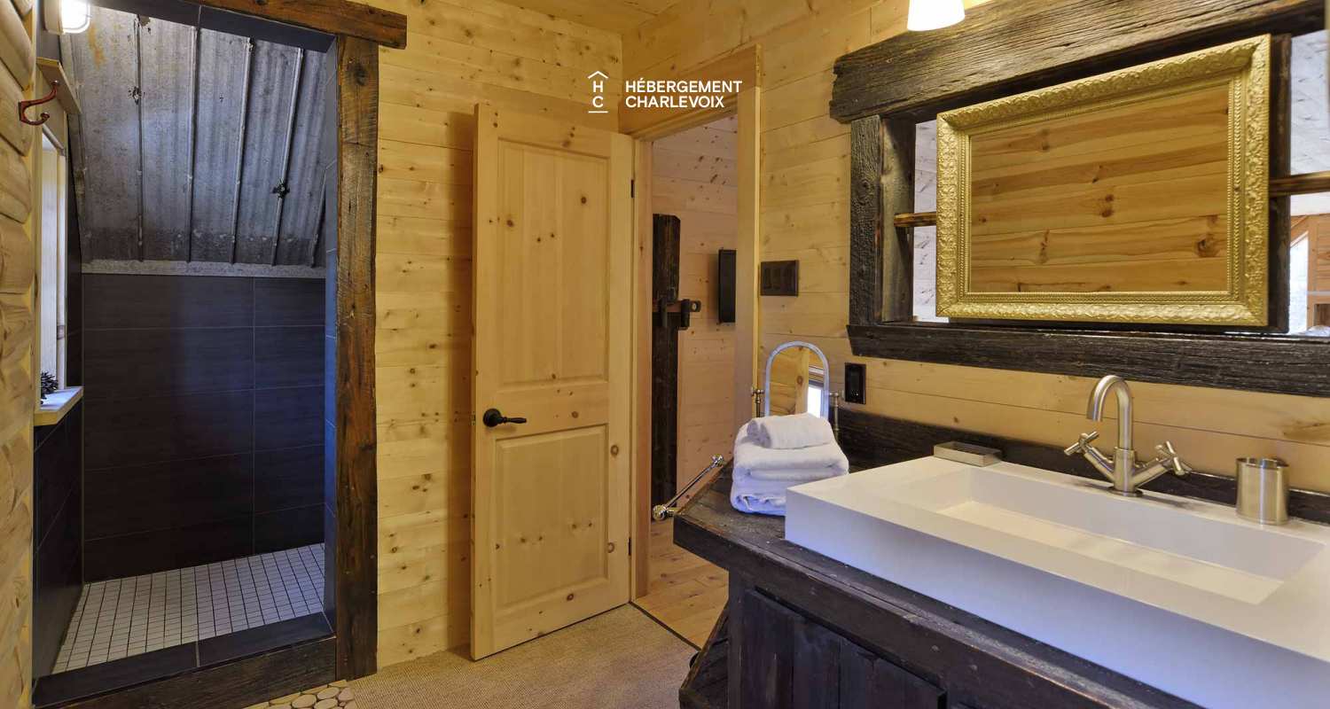 CAB-20 - Très grand chalet en demi-bois rond au coeur de la forêt canadienne.