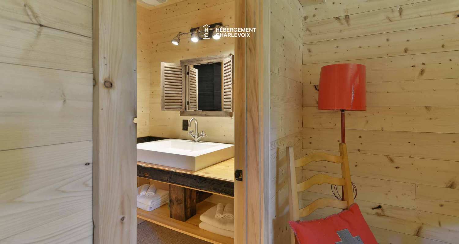 CAB-20 - Très grand chalet en demi-bois rond au coeur de la forêt canadienne.