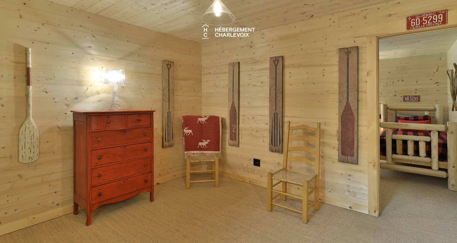 CAB-20 - Très grand chalet en demi-bois rond au coeur de la forêt canadienne.