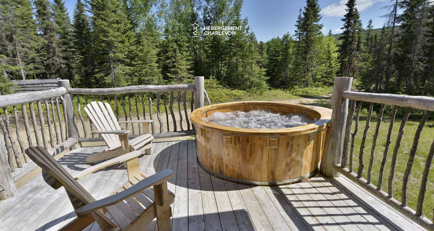 CAB-20 - Très grand chalet en demi-bois rond au coeur de la forêt canadienne.