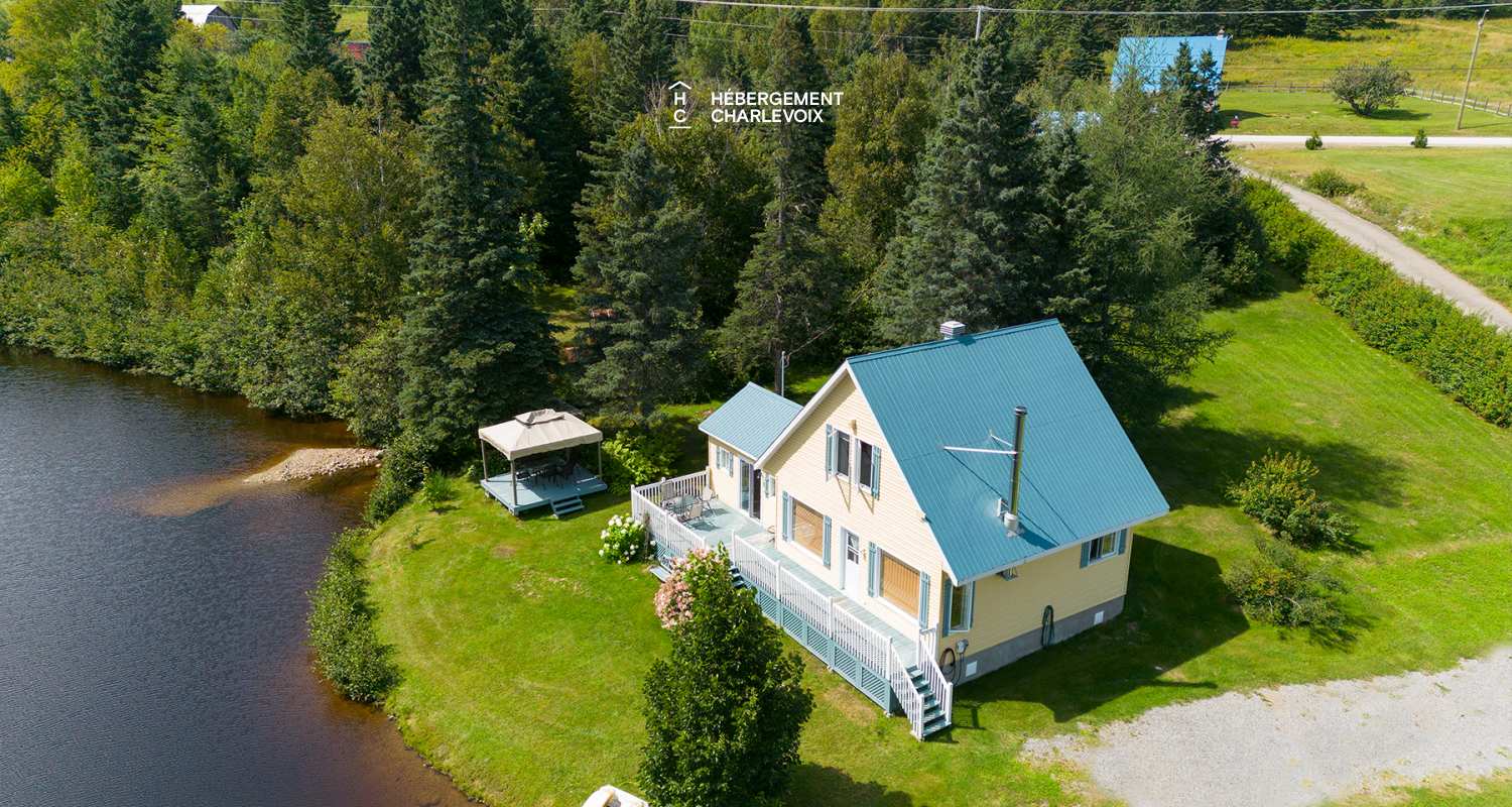 CHA-10 - NOUVEAU...À proximité du Massif aux abords d'un lac