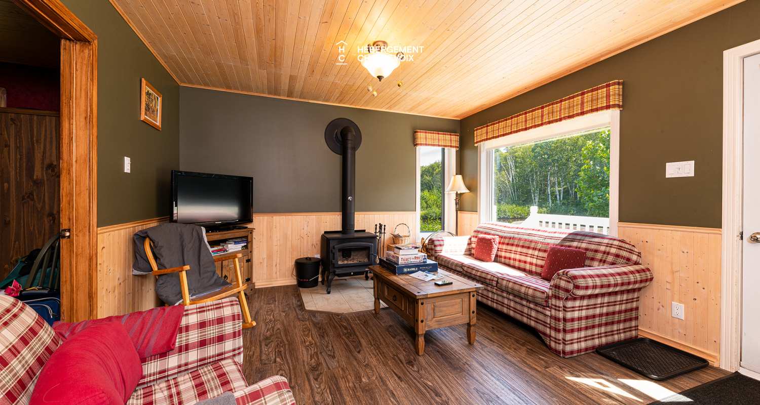 CHA-10 - NOUVEAU...À proximité du Massif aux abords d'un lac