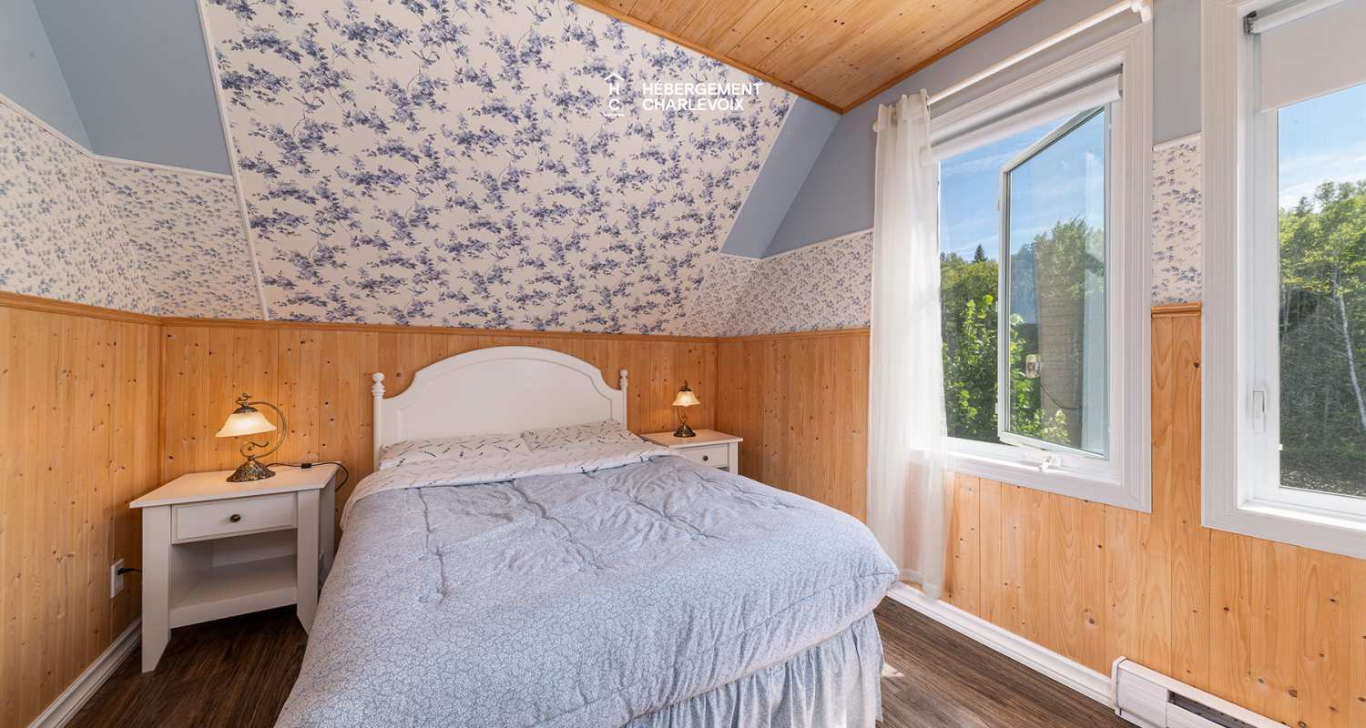 CHA-10 - NOUVEAU...À proximité du Massif aux abords d'un lac