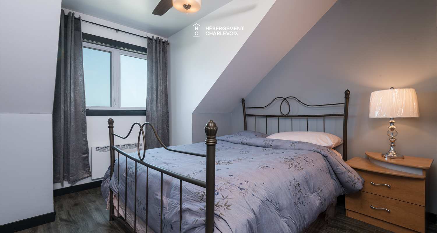 Le 1070 -  Au coeur du village près de la plage et du Massif.  Location au mois.