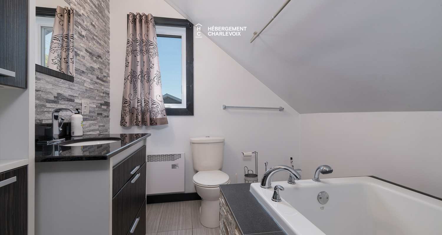 Le 1070 -  Au coeur du village près de la plage et du Massif.  Location au mois.