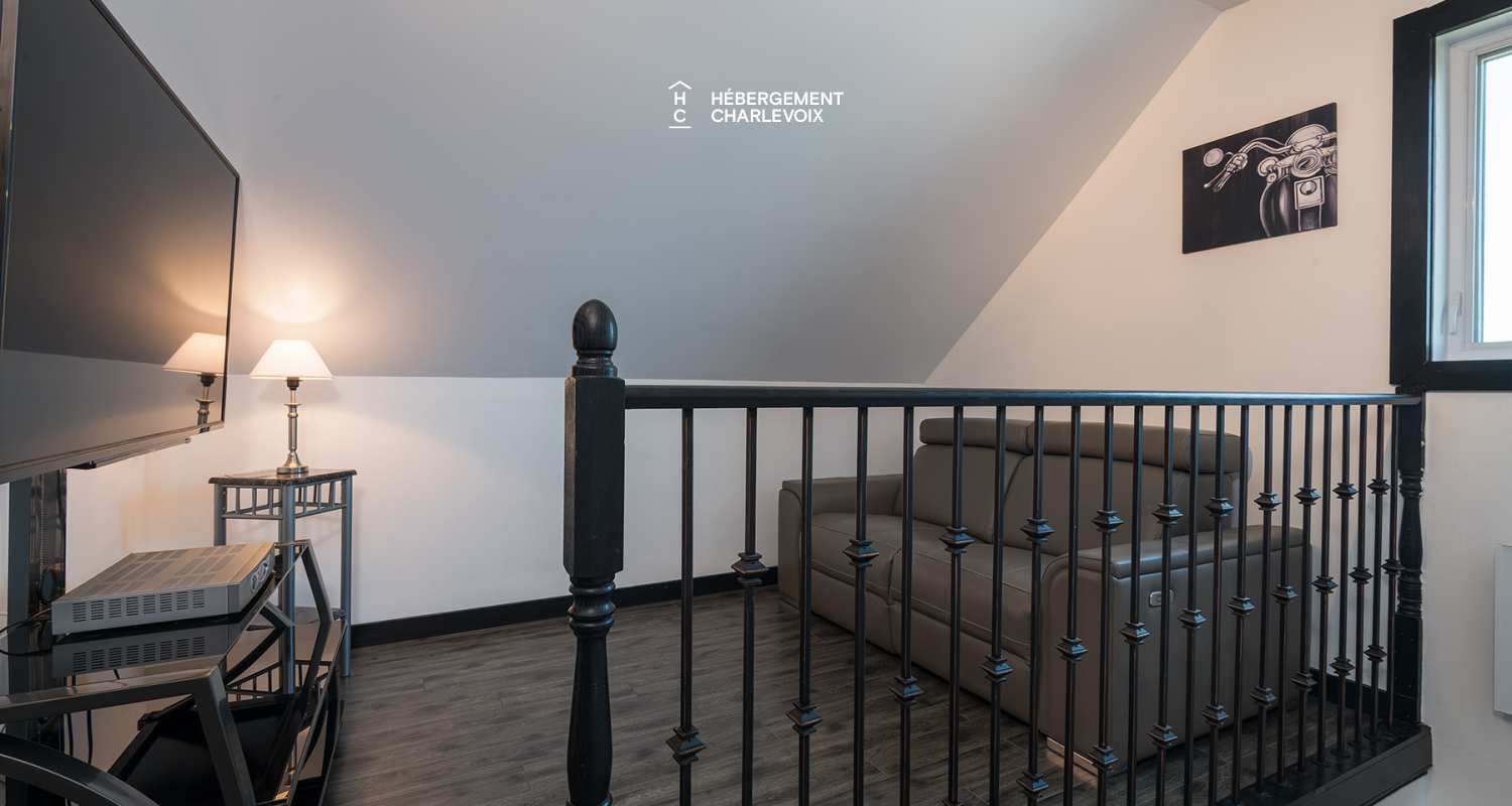 Le 1070 -  Au coeur du village près de la plage et du Massif.  Location au mois.