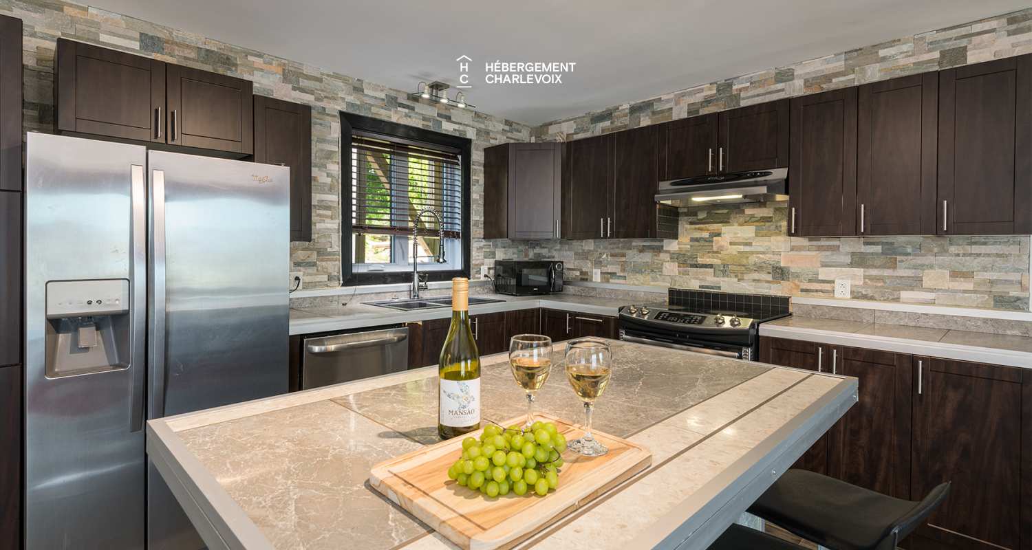 Le 1070 -  Au coeur du village près de la plage et du Massif.  Location au mois.