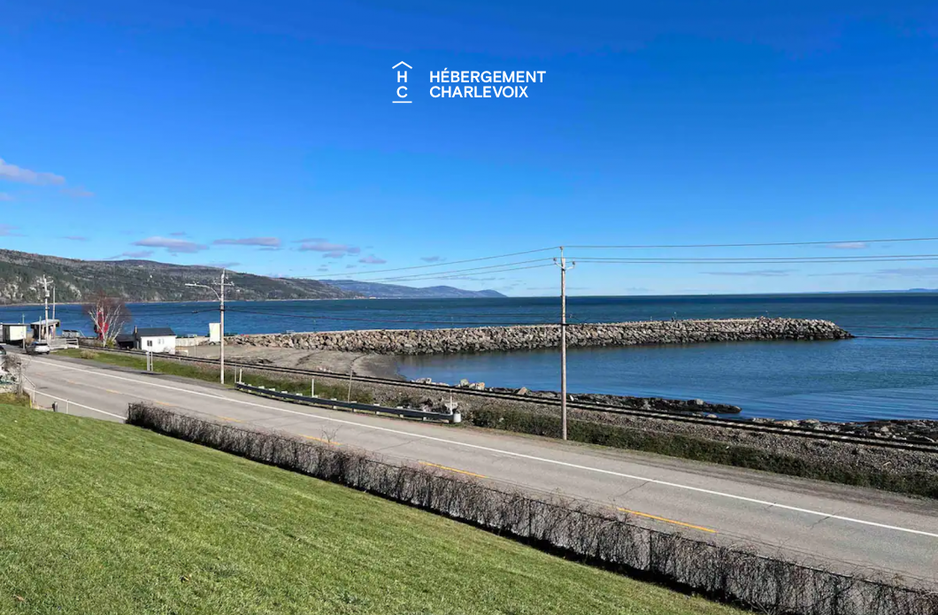 MER-294 - Un petit paradis avec une vue incroyable sur le Fleuve St-Laurent tout au long de l'année! 