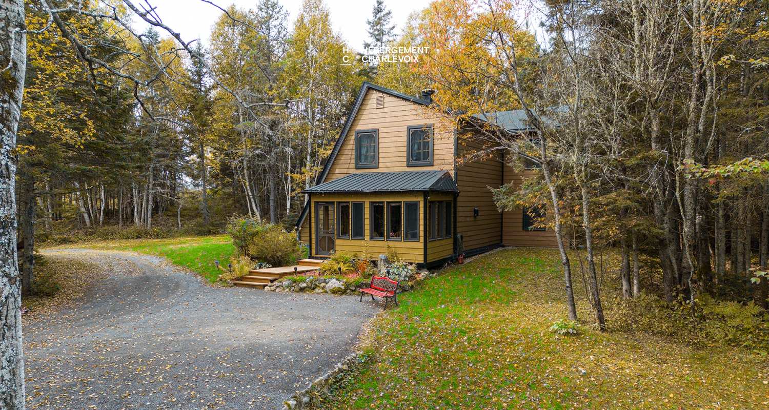 MON-71 - A bucolic garden with an outdoor sauna