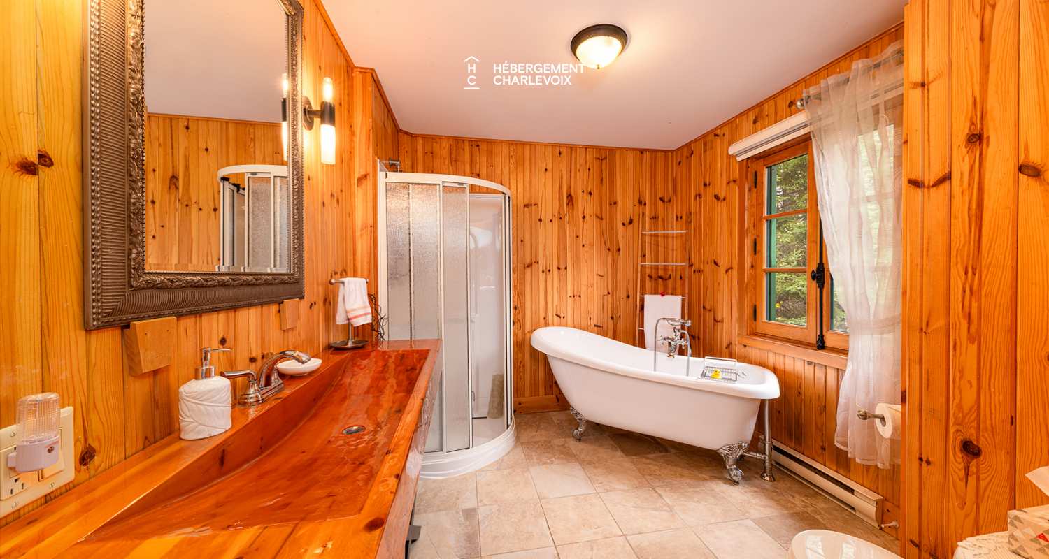 MON-71 - A bucolic garden with an outdoor sauna