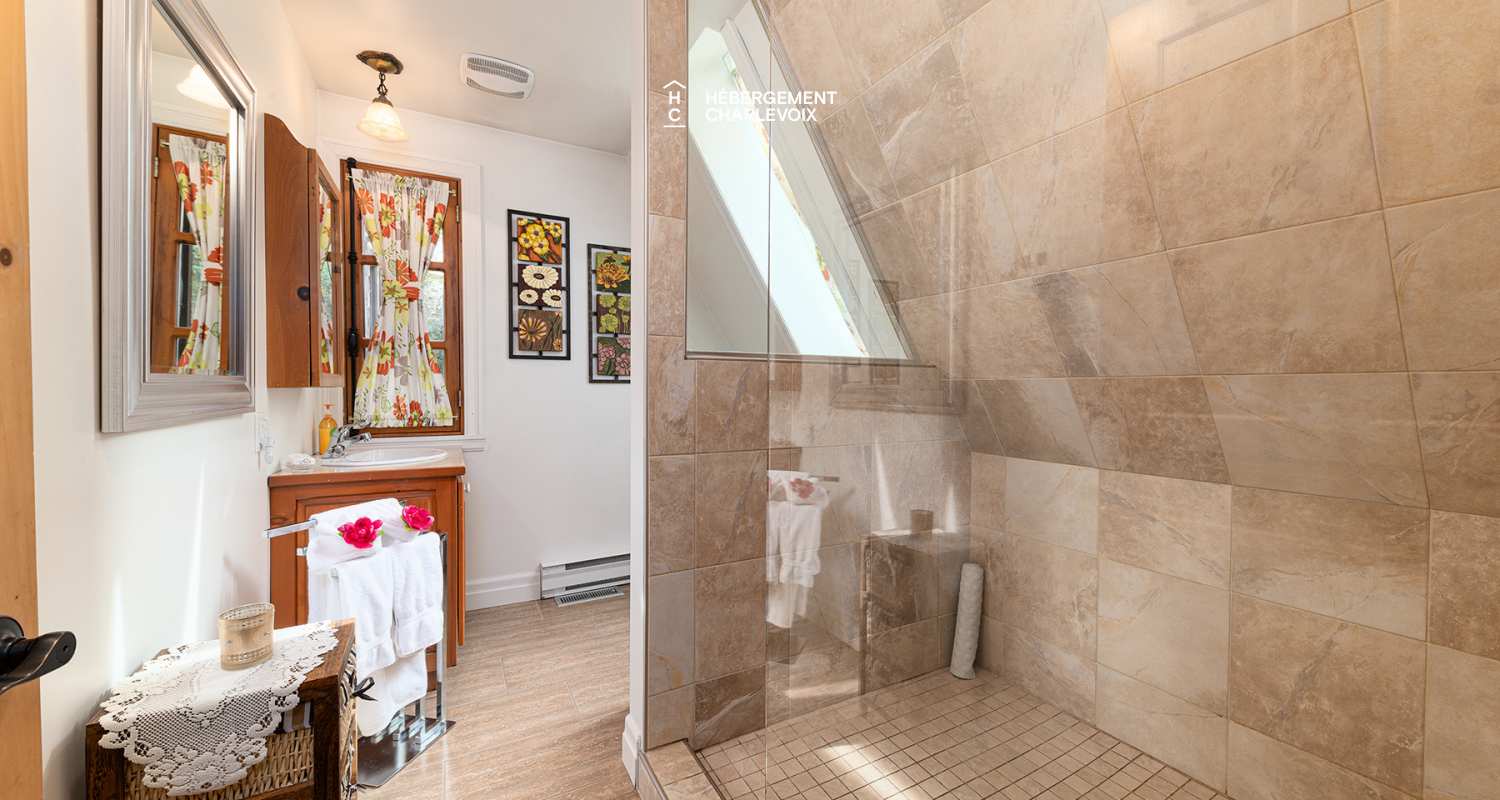 MON-71 - A bucolic garden with an outdoor sauna