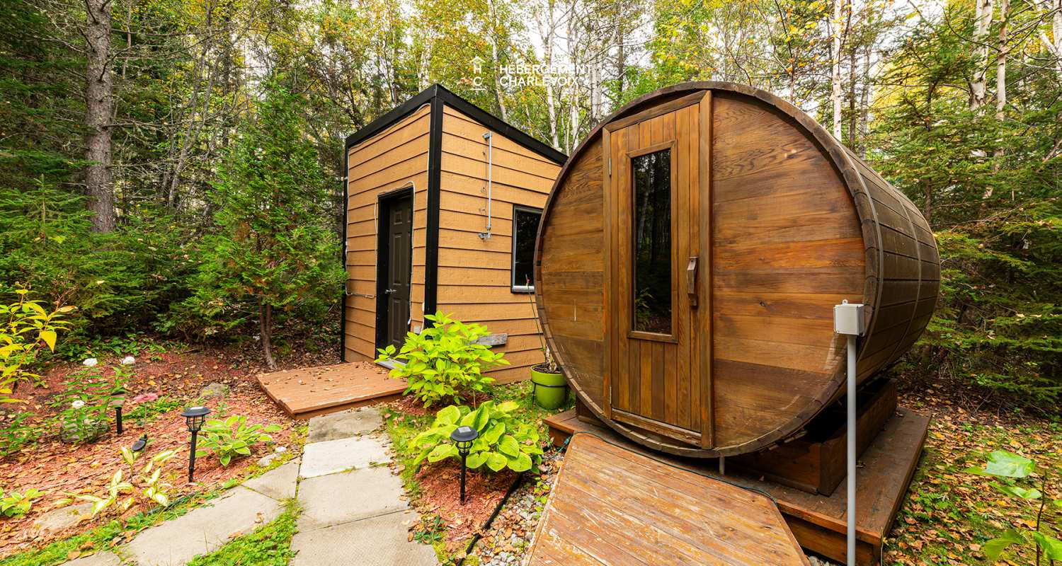 MON-71 - A bucolic garden with an outdoor sauna