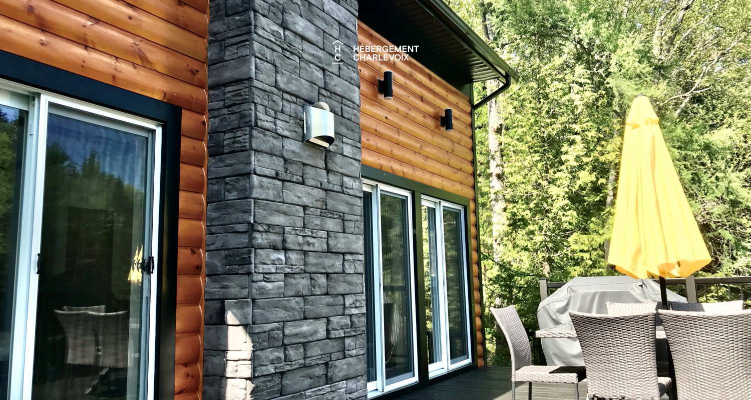 NAF-256 - Cottage on the edge of a lake with trail, waterfall and pond