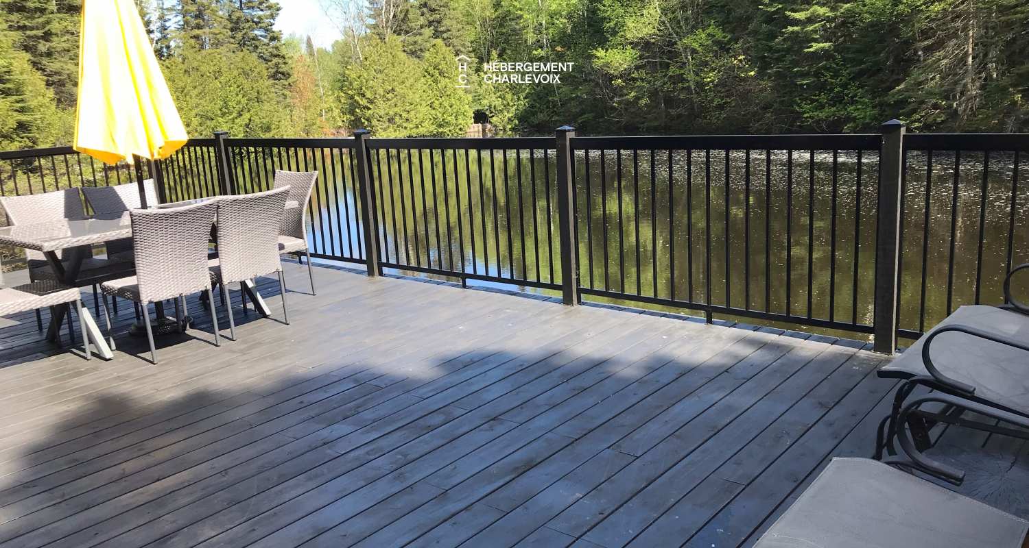 NAF-256 - Cottage on the edge of a lake with trail, waterfall and pond