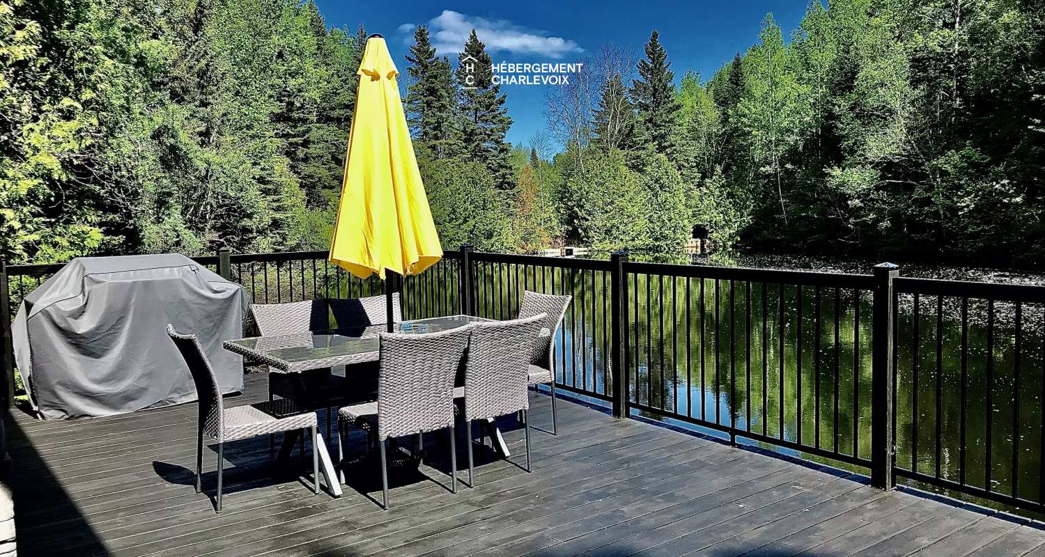 NAF-256 - Cottage on the edge of a lake with trail, waterfall and pond