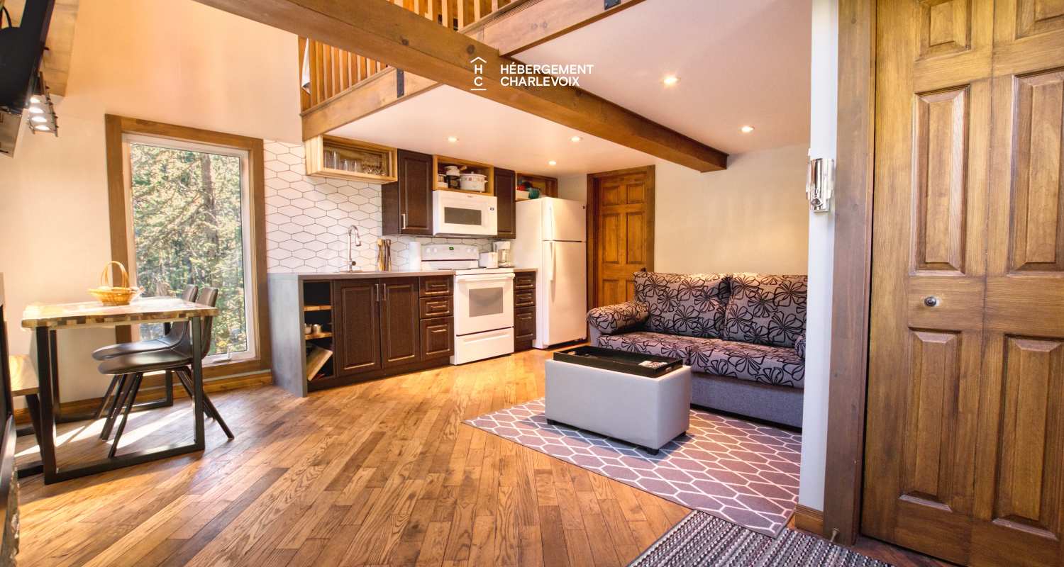 NIF-256 - Cottage on the edge of a lake with trail, waterfall and pond