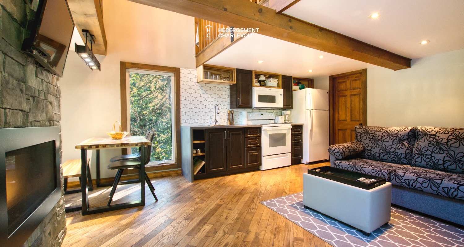 NIF-256 - Cottage on the edge of a lake with trail, waterfall and pond