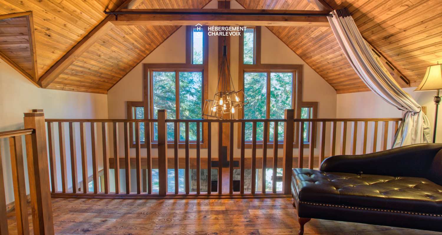 NIF-256 - Cottage on the edge of a lake with trail, waterfall and pond