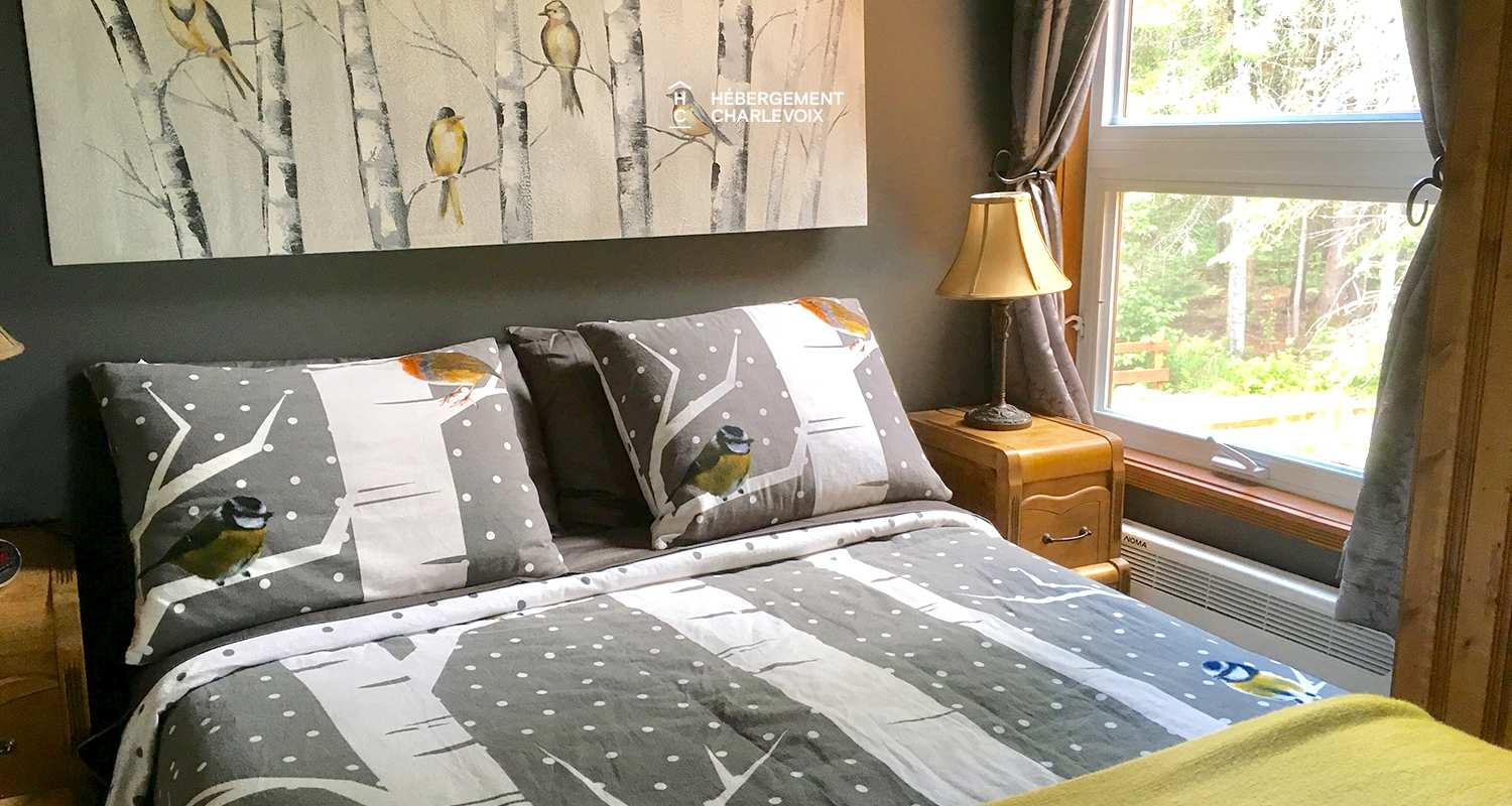 NIF-256 - Cottage on the edge of a lake with trail, waterfall and pond