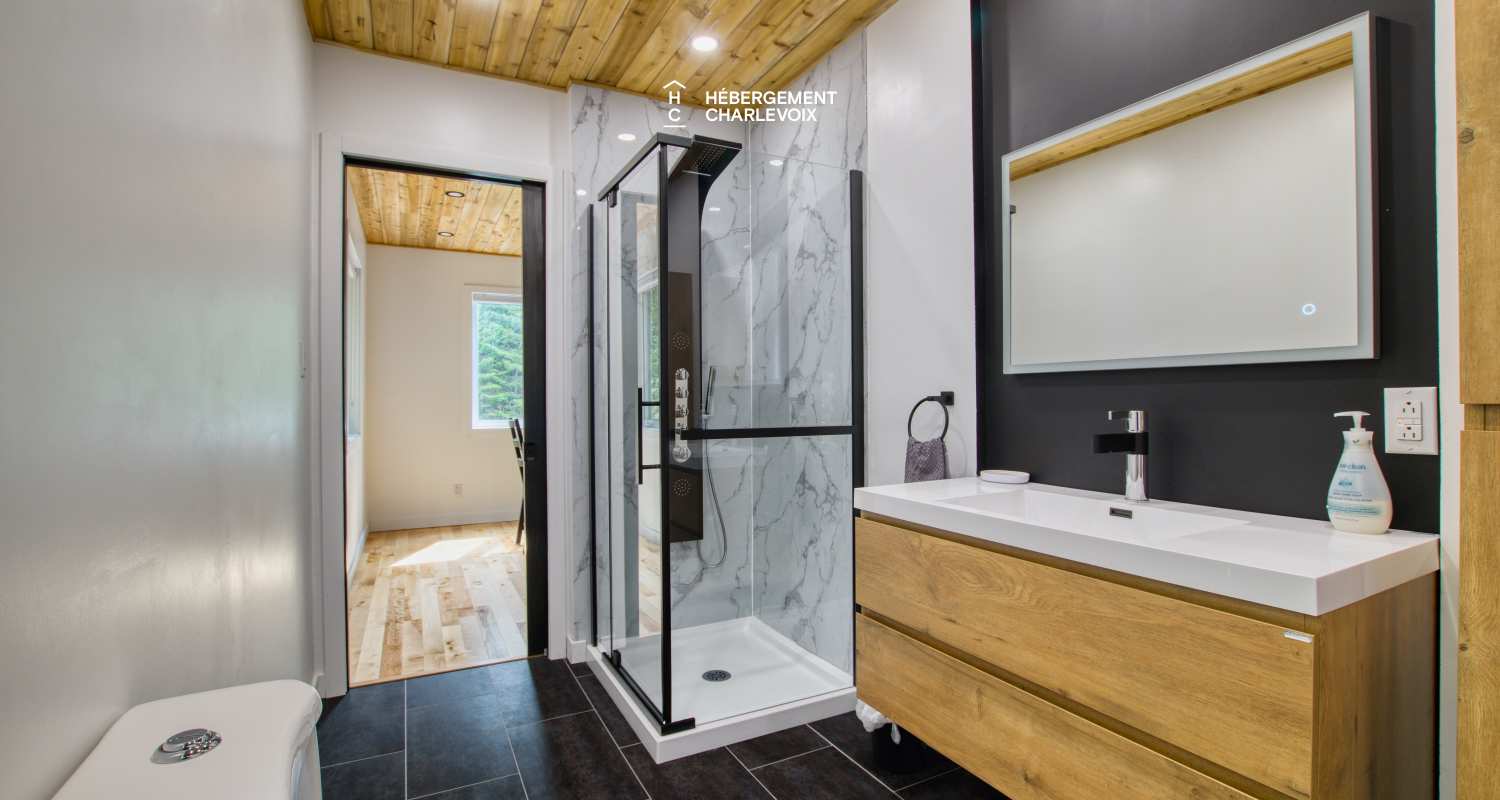 NOUF-256 - Chalet sur le bord d'un lac avec sentier, cascade et étang