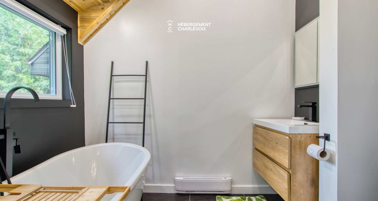 NOUF-256 - Chalet sur le bord d'un lac avec sentier, cascade et étang