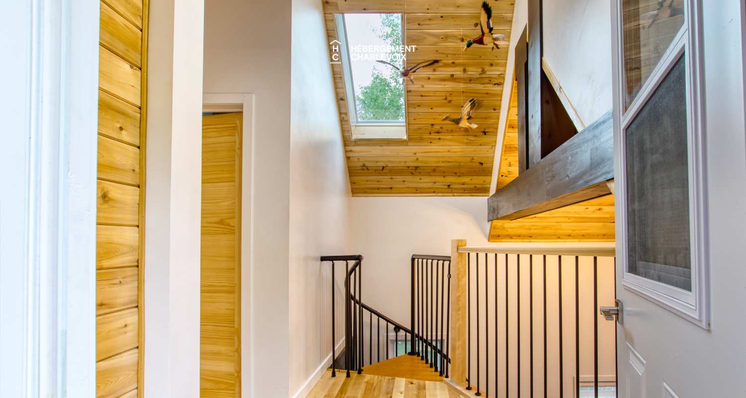 NOUF-256 - Chalet sur le bord d'un lac avec sentier, cascade et étang