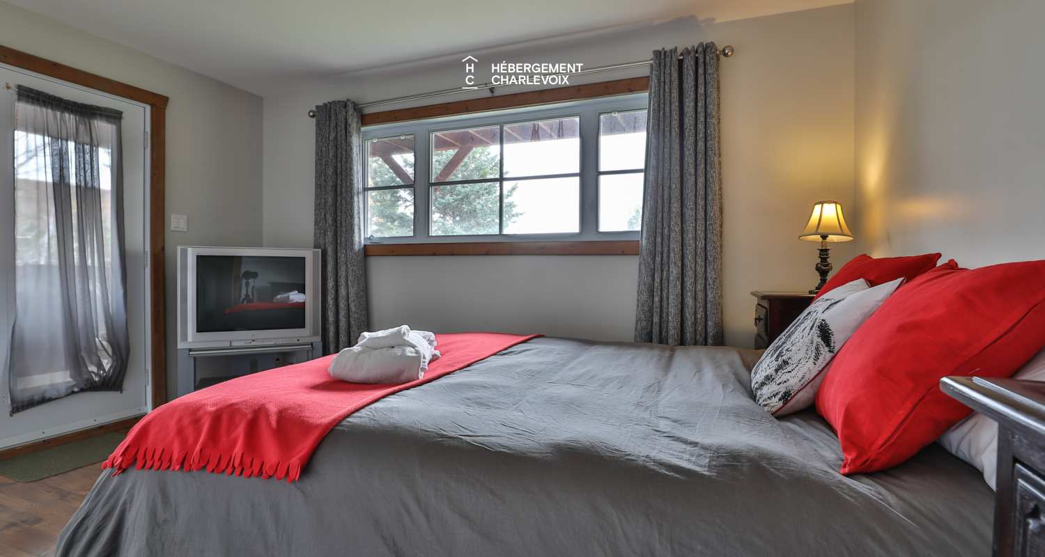 ANO-121B - 10 minutes from the Massif with a view of the St. Lawrence River!