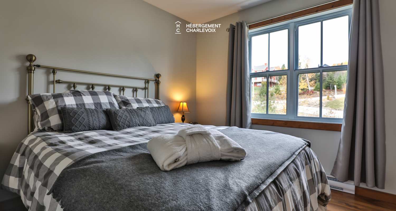 ANO 121H - Country cottage features impressive views of the St. Lawrence River