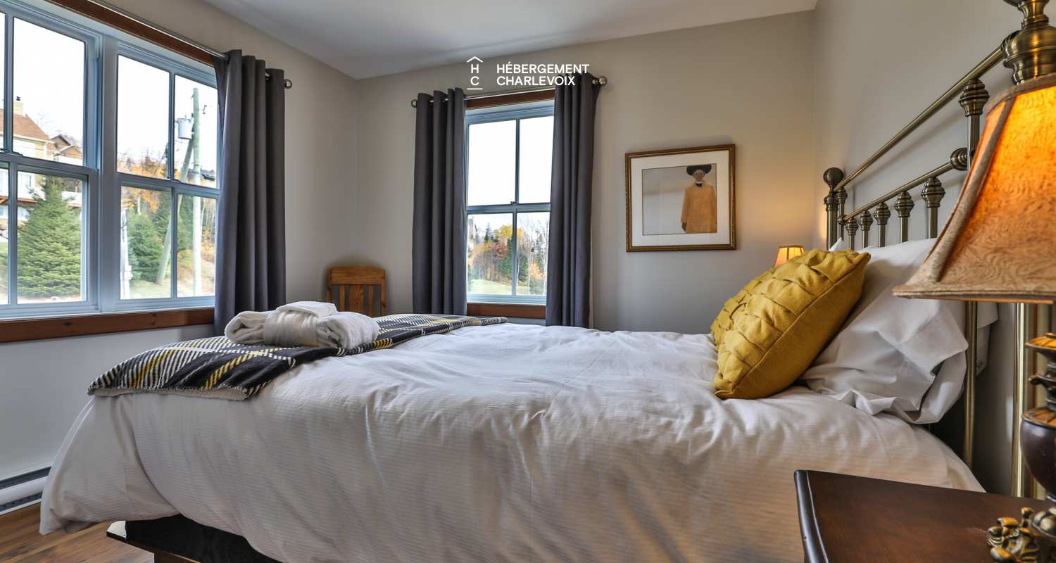 ANO 121H - Country cottage features impressive views of the St. Lawrence River