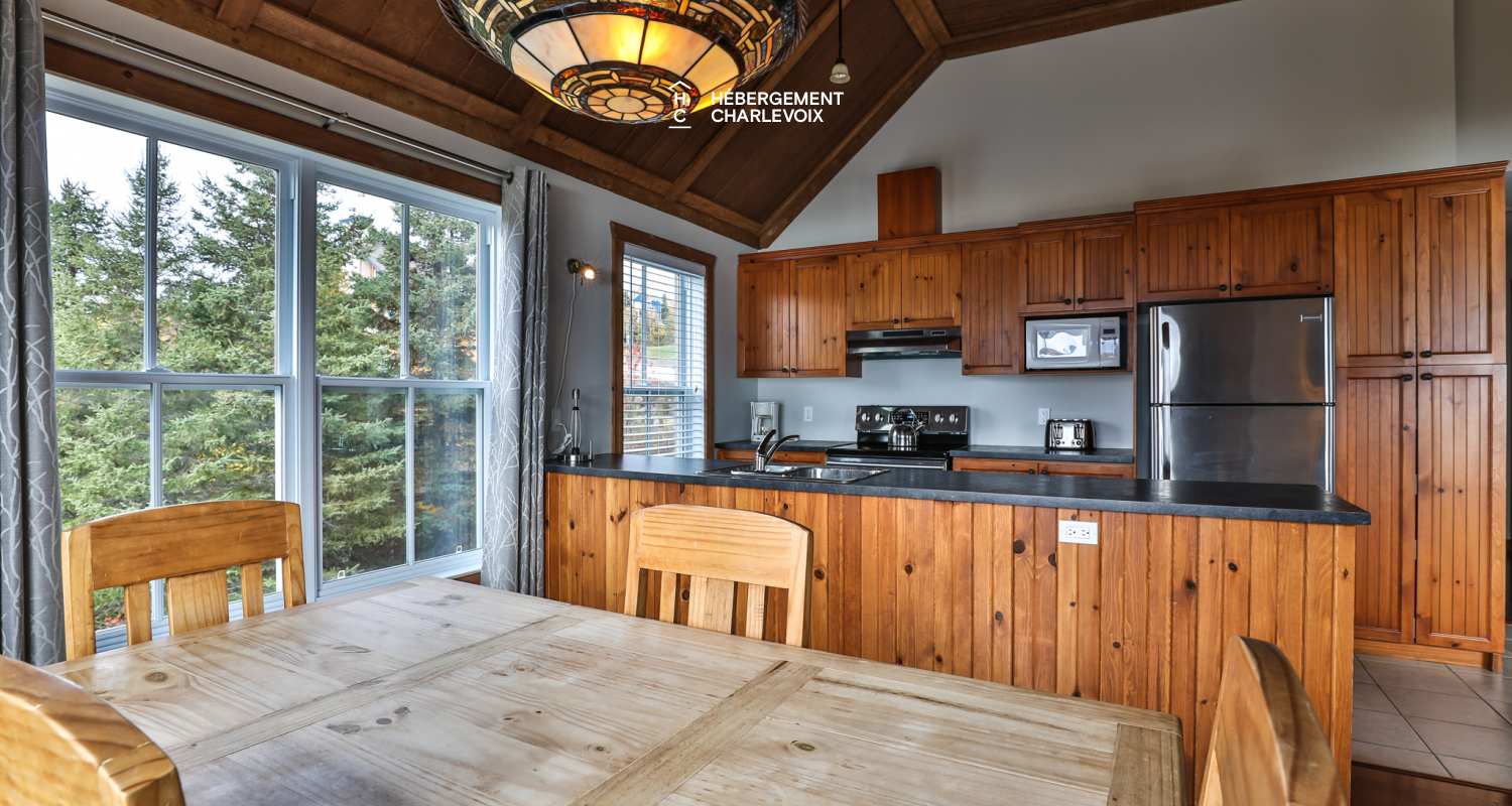 ANO 121H - Country cottage features impressive views of the St. Lawrence River