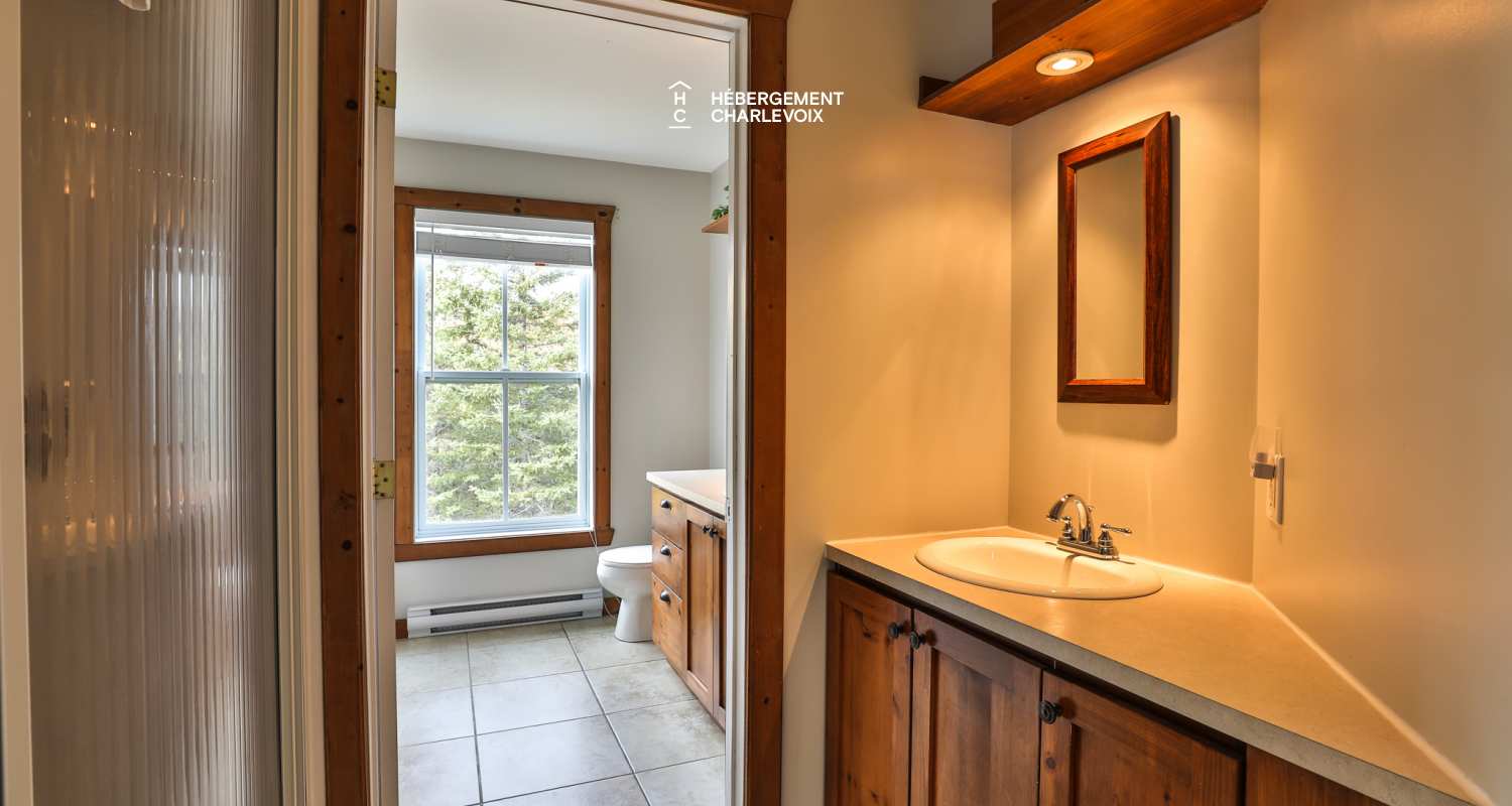 ANO 121H - Country cottage features impressive views of the St. Lawrence River