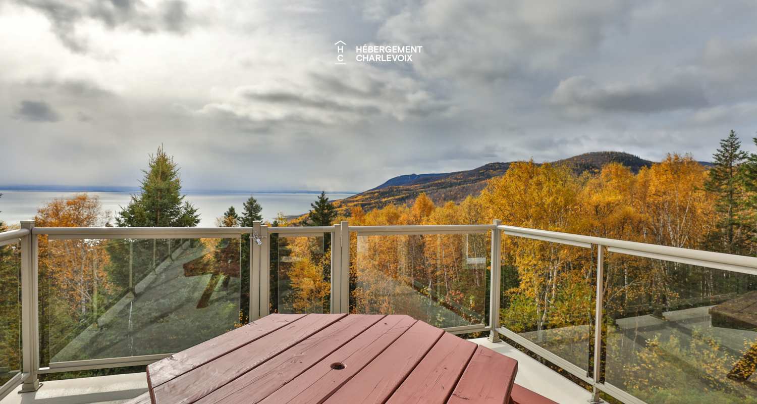 ANO 121H - Country cottage features impressive views of the St. Lawrence River