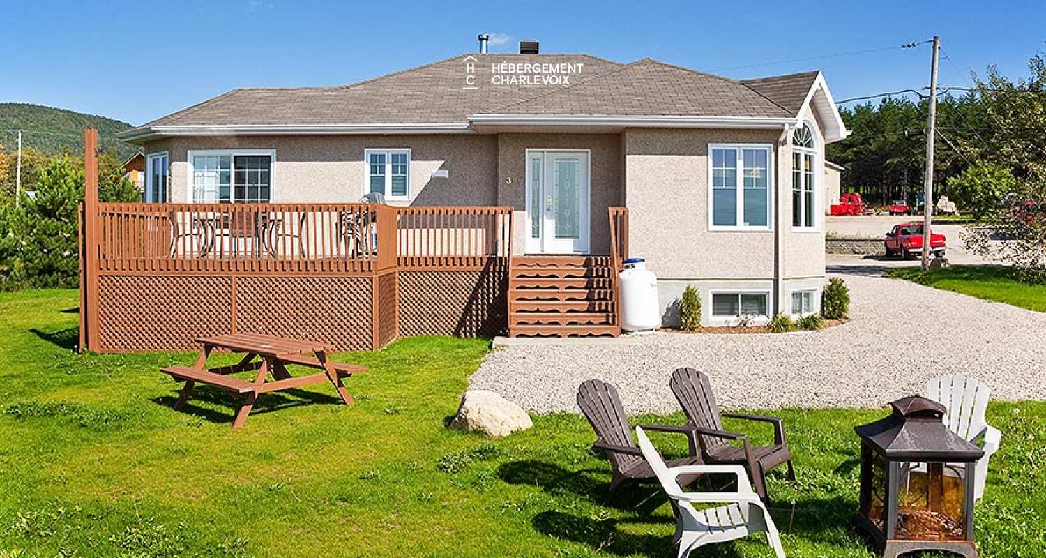 ACC-38 - Chalet à Petite-Rivière-St-François avec spa et vue sur le fleuve et les montagnes.