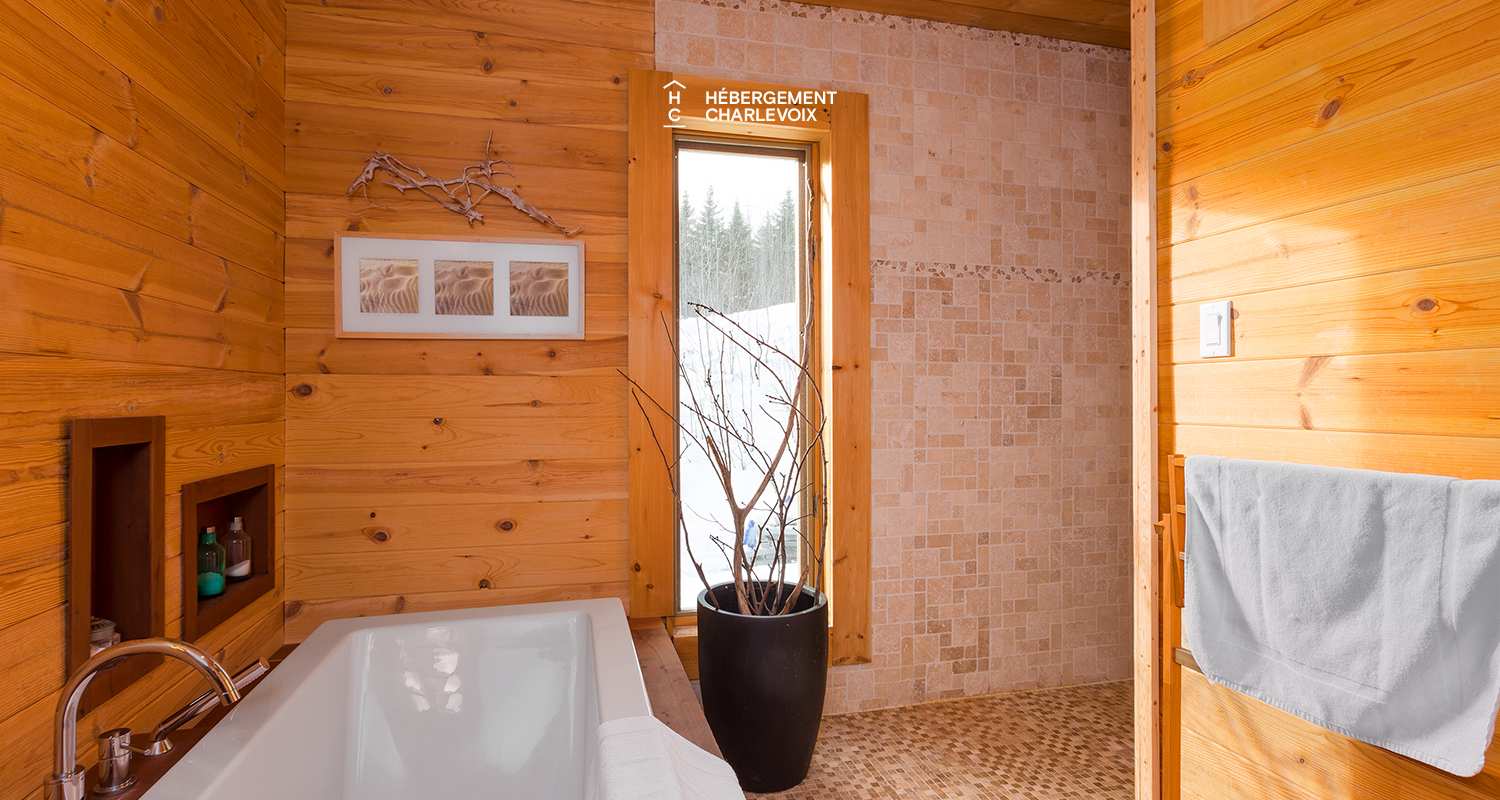 BOI-32 - Subtle marriage of stone and roundwood