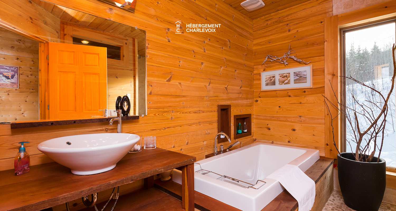 BOI-32 - Subtle marriage of stone and roundwood