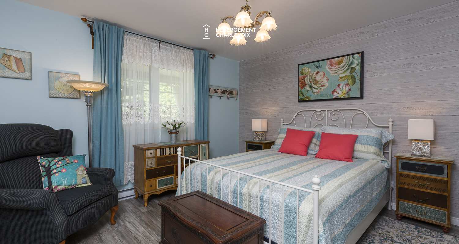 AIR-182 - A few minutes walk from the St. Lawrence River.