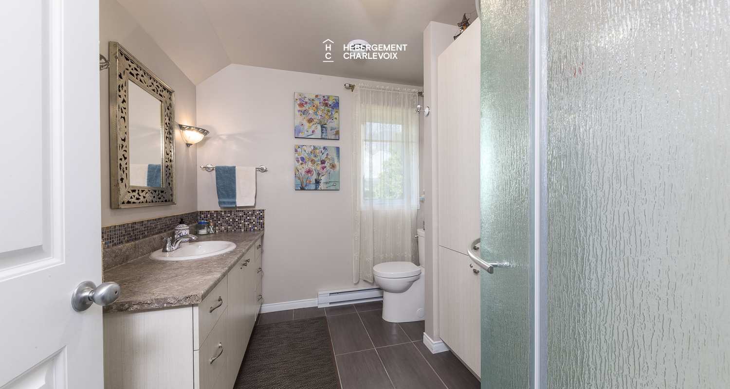 AIR-182 - A few minutes walk from the St. Lawrence River.