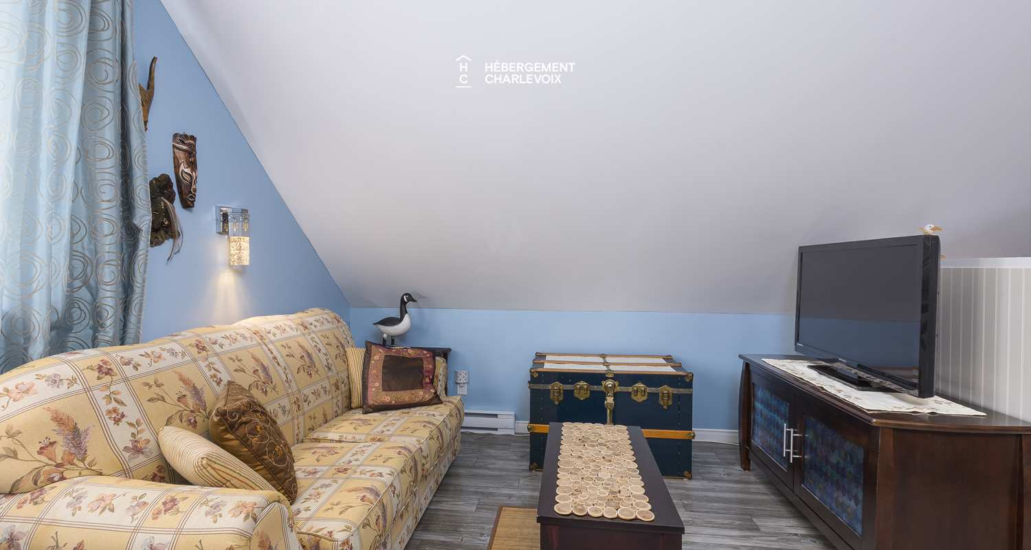 AIR-182 - A few minutes walk from the St. Lawrence River.