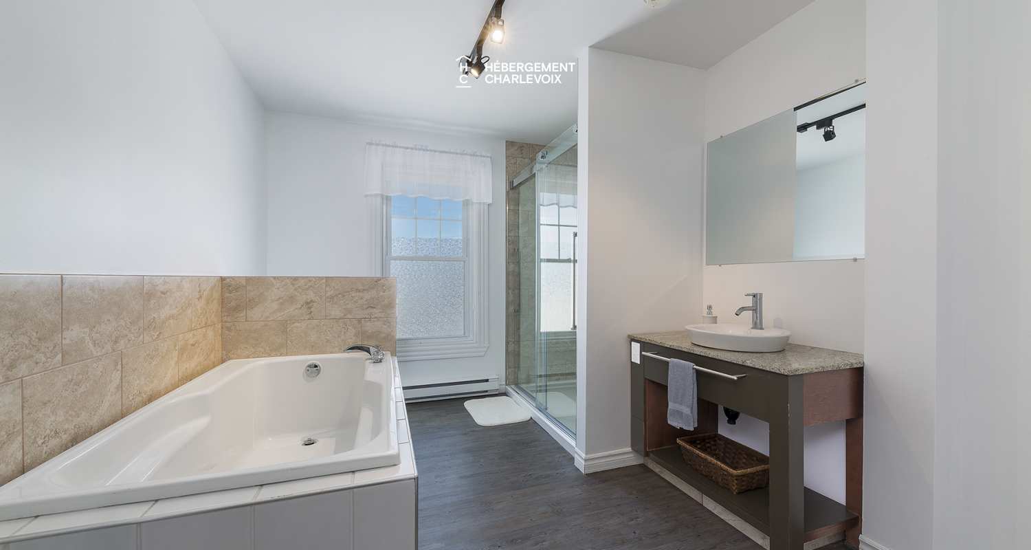 VEN-97 - Welcome to the presbytery of St-Aimé des Lacs in Charlevoix, 10 minutes from the renowned restaurant BOOTLEGGER.