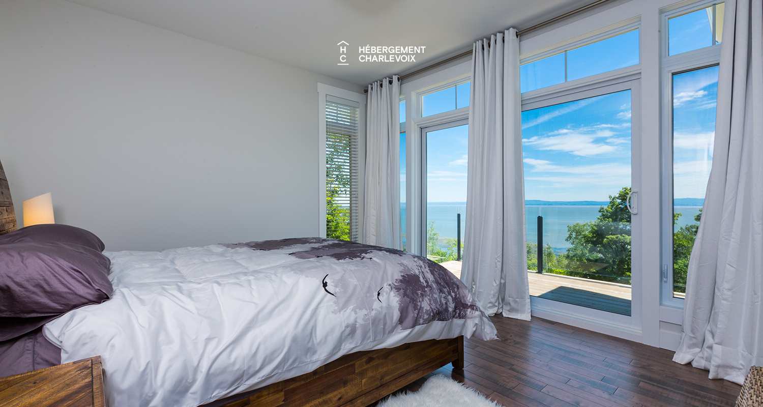 AQU-1 - Exceptional 180-degree view of the St. Lawrence River, from Isle aux Coudres to the Massif de Charlevoix