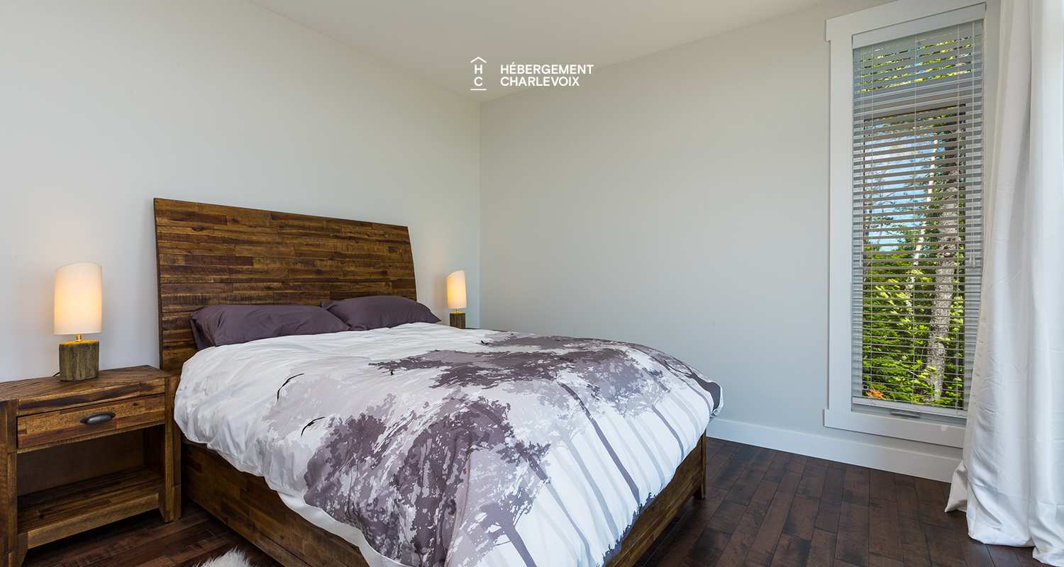 AQU-1 - Exceptional 180-degree view of the St. Lawrence River, from Isle aux Coudres to the Massif de Charlevoix