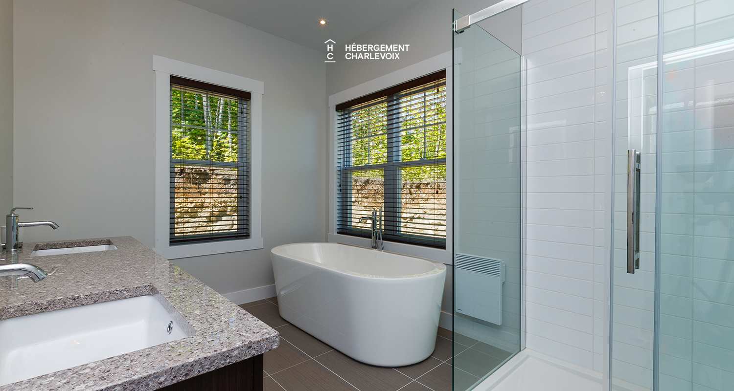 AQU-1 - Exceptional 180-degree view of the St. Lawrence River, from Isle aux Coudres to the Massif de Charlevoix